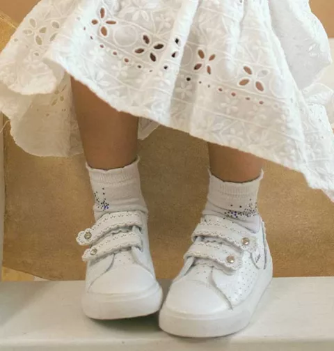 Como combinar tênis com vestido infantil