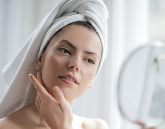 Como cuidar da pele oleosa e com acne?